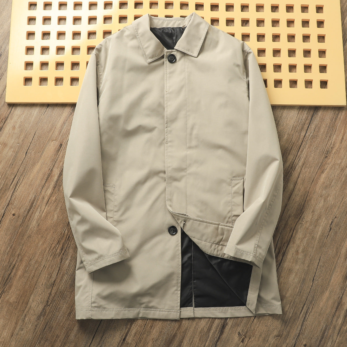 Klassische minimalistische Trenchcoat