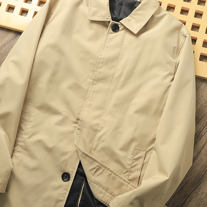 Klassische minimalistische Trenchcoat