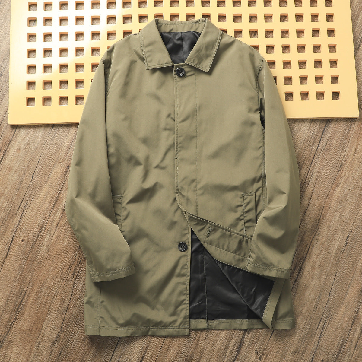 Klassische minimalistische Trenchcoat