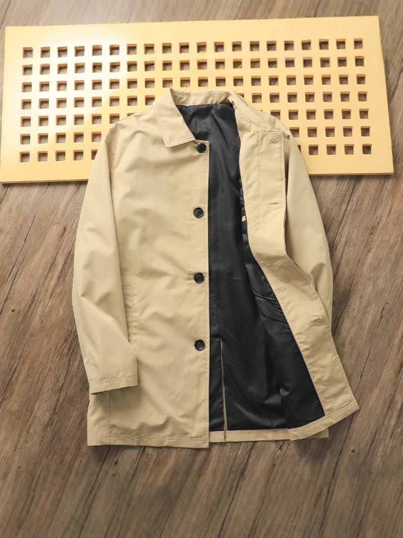 Klassische minimalistische Trenchcoat