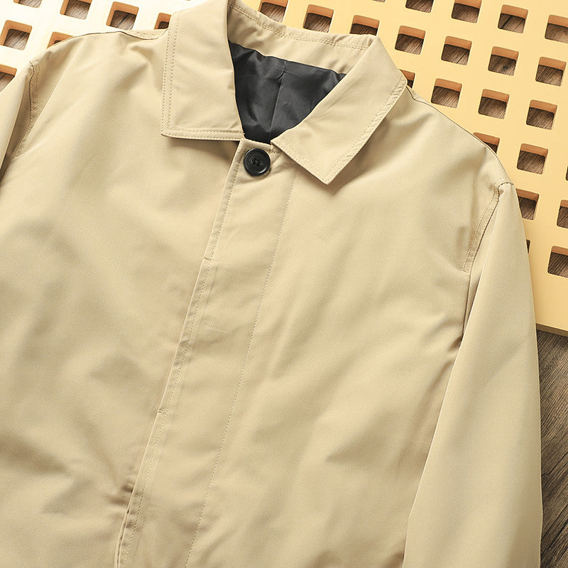 Klassische minimalistische Trenchcoat
