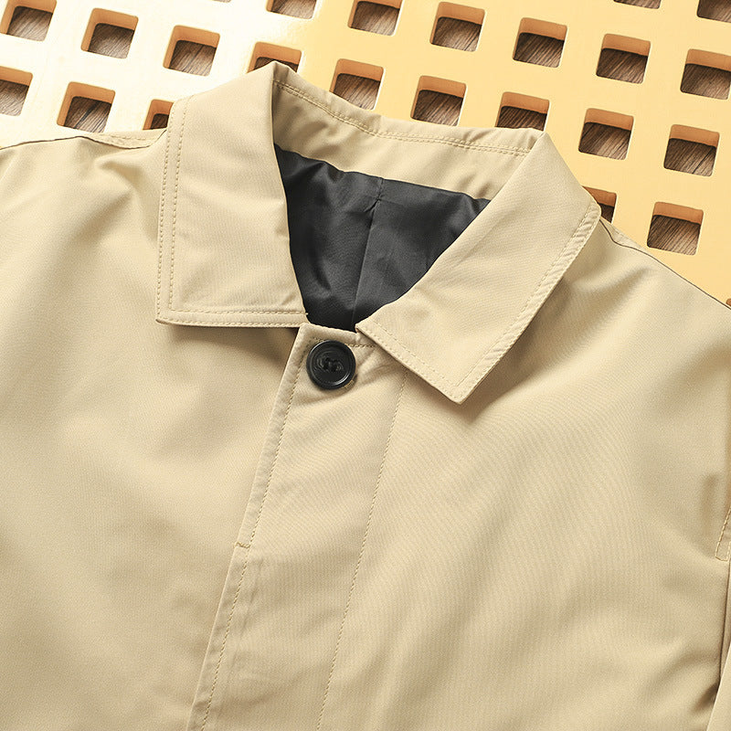 Klassische minimalistische Trenchcoat