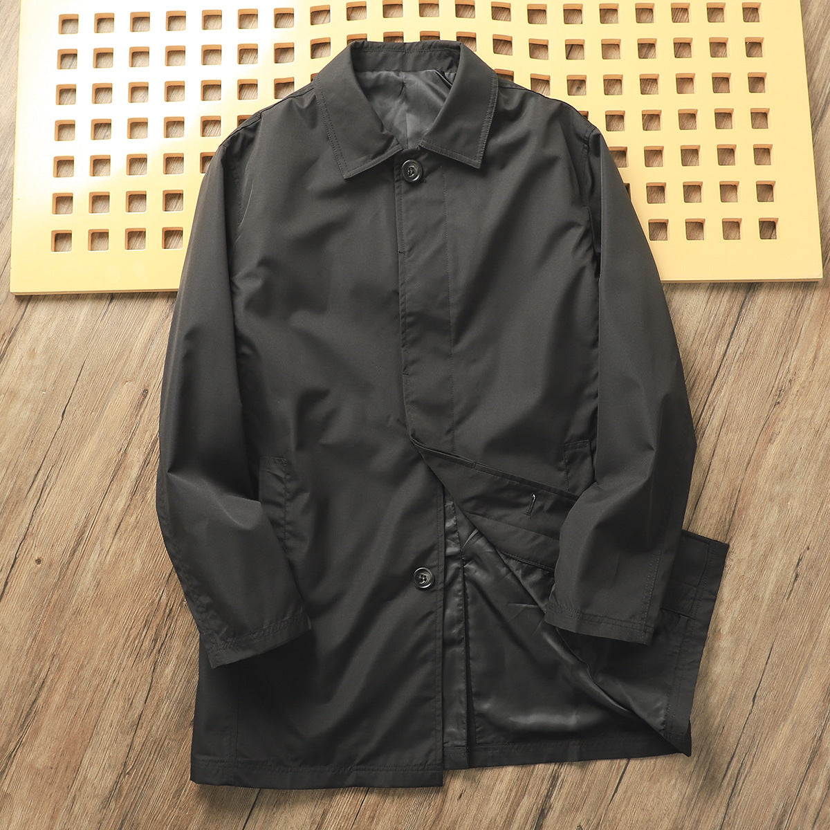 Klassische minimalistische Trenchcoat