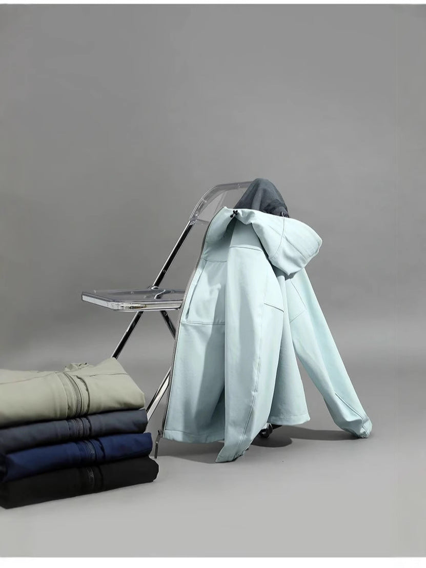 Minimalistische Kapuzenjacke mit Fleecefutter