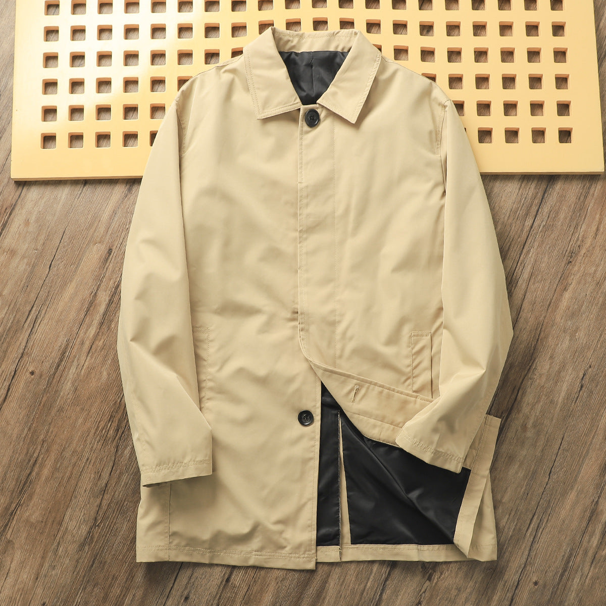 Klassische minimalistische Trenchcoat