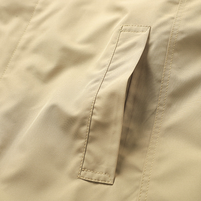 Klassische minimalistische Trenchcoat