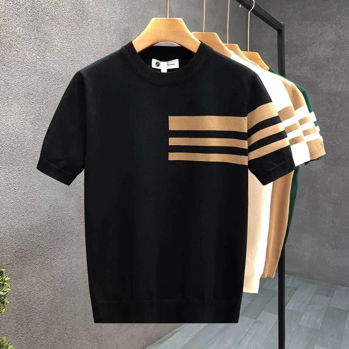 Modernes Streifen-Kurzarmshirt