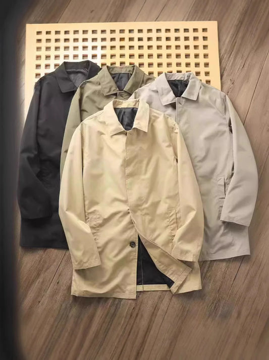 Klassische minimalistische Trenchcoat