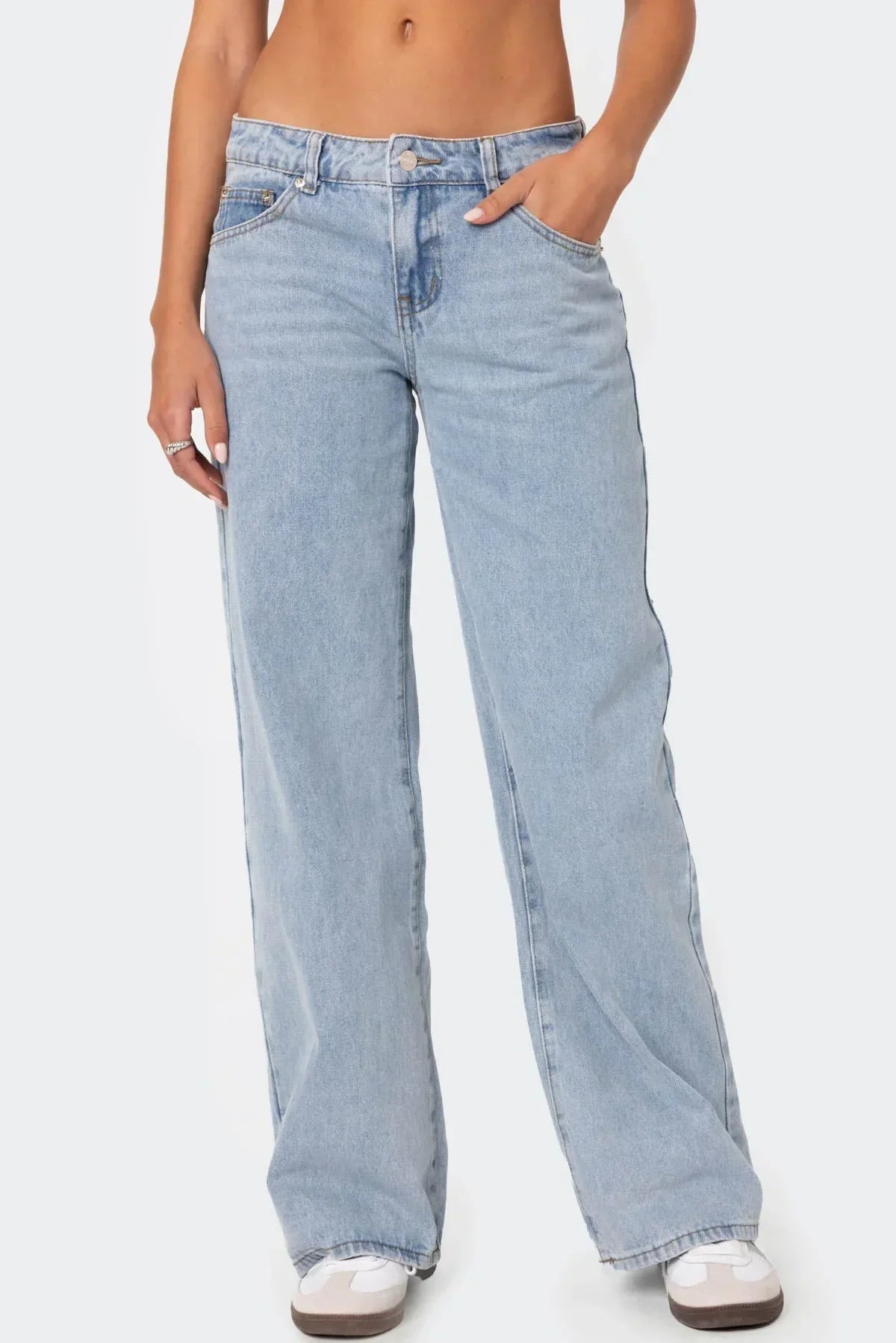 Jeans mit niedriger Taille und weitem Bein